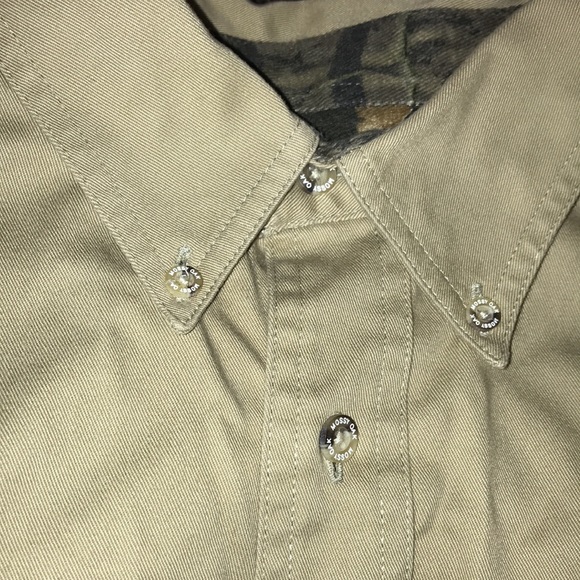 Mossy Oak khaki with camouflage patch short sleeve, button down, collared shirt. - Picture 6 of 7